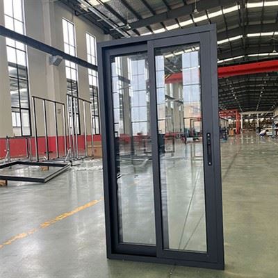 หน้าต่างอลูมิเนียมแบบเลื่อนในแนวนอนแตก